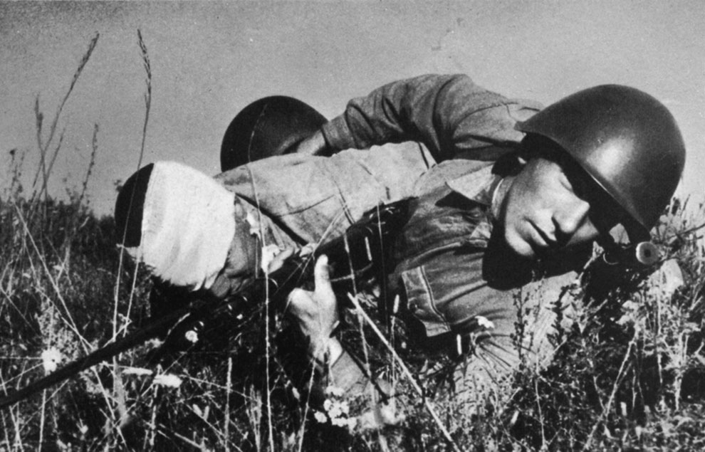 Красноармеец вытаскивает раненого товарища с поля боя на подступах к Сталинграду