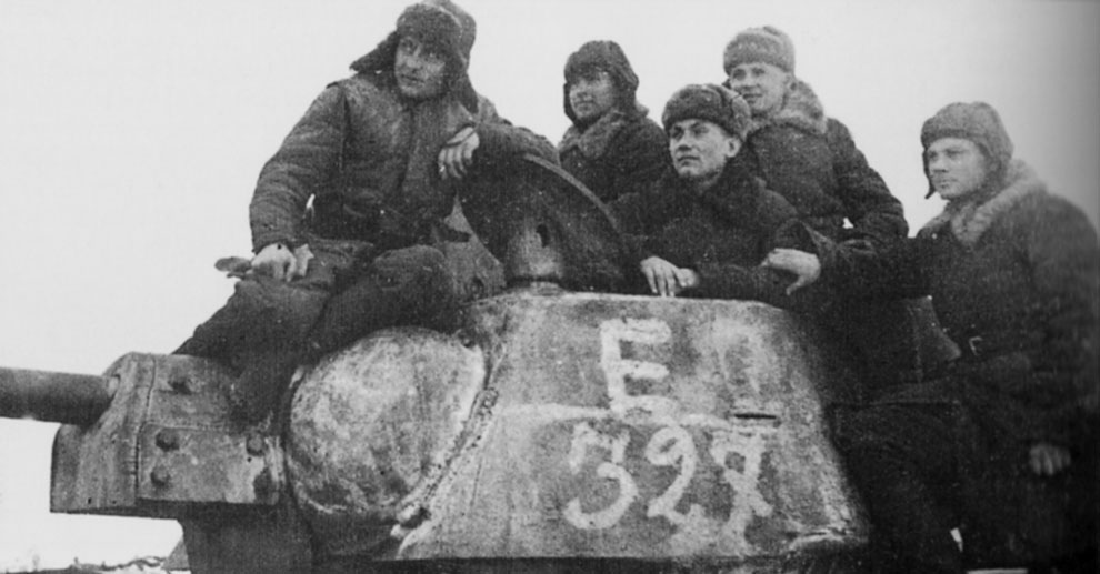 Танкисты 24-го советского танкового корпуса (с 26 декабря 1942 года — 2-го гвардейского) на броне танка Т-34 во время ликвидации окруженной под Сталинградом группировки немецких войск
