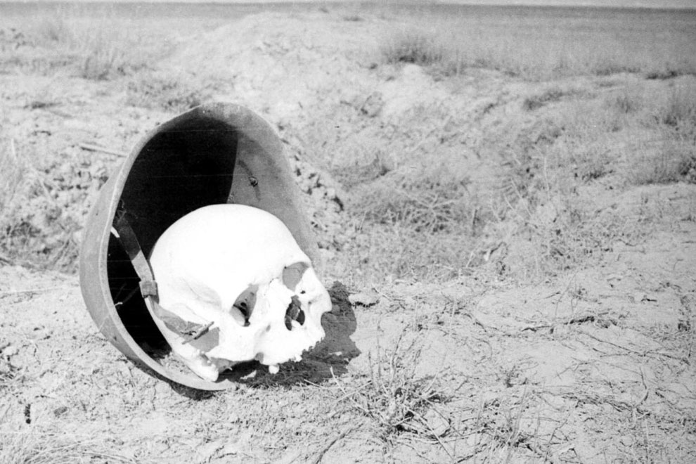 Каска с черепом советского солдата в Сталинграде