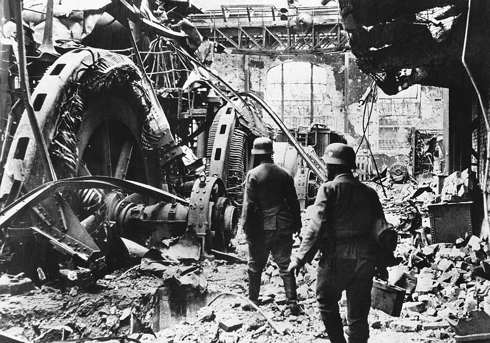 Немецкие войска идут по руинам завода в Сталинграде