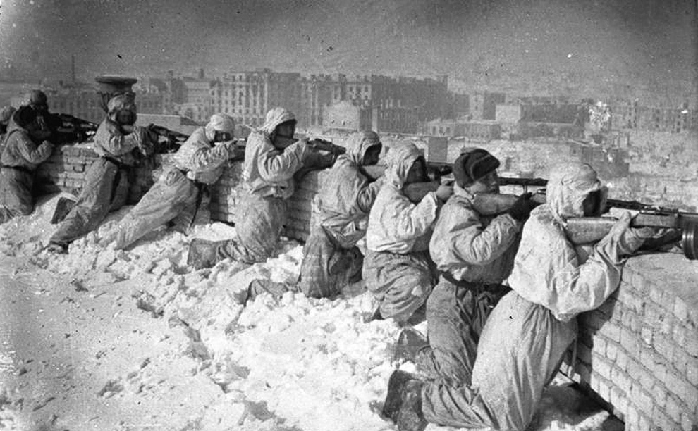 Советские солдаты в камуфляже на крыше дома в Сталинграде