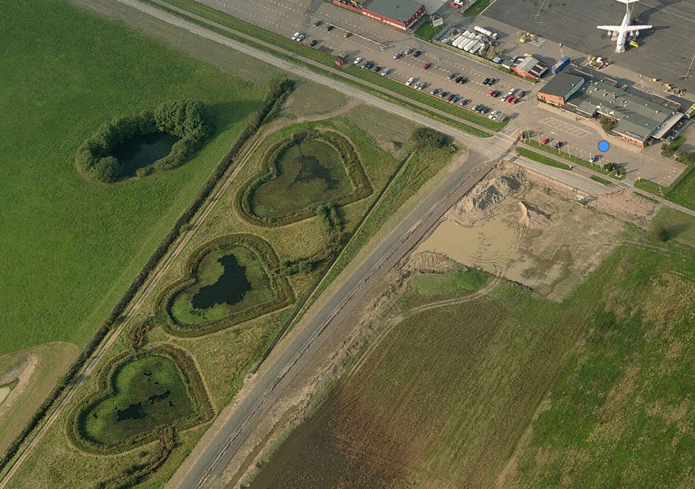 3 пруда в форме сердец около аэропорта города Хальмстад в Швеции