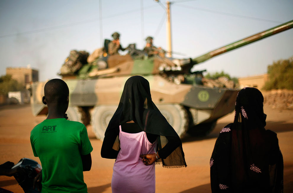 Малийские подростки и колонна французских военных