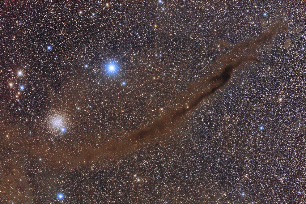 Шаровое скопление NGC 4372 и туманность «Темная штучка»
