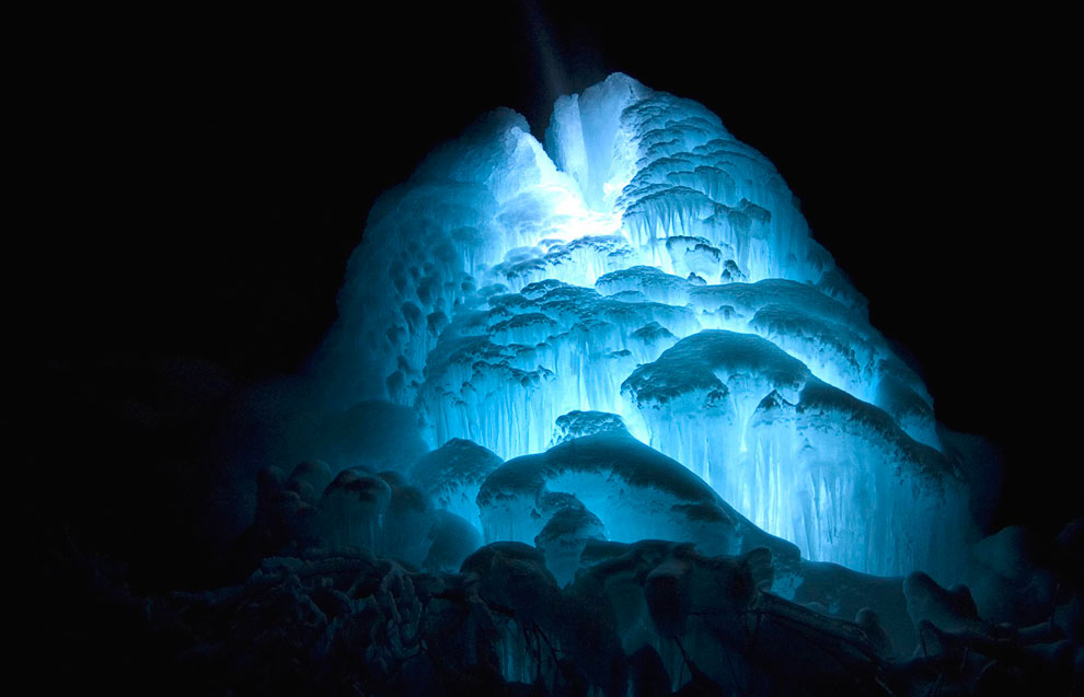 Искусственный ледяной гейзер в городе Дулут