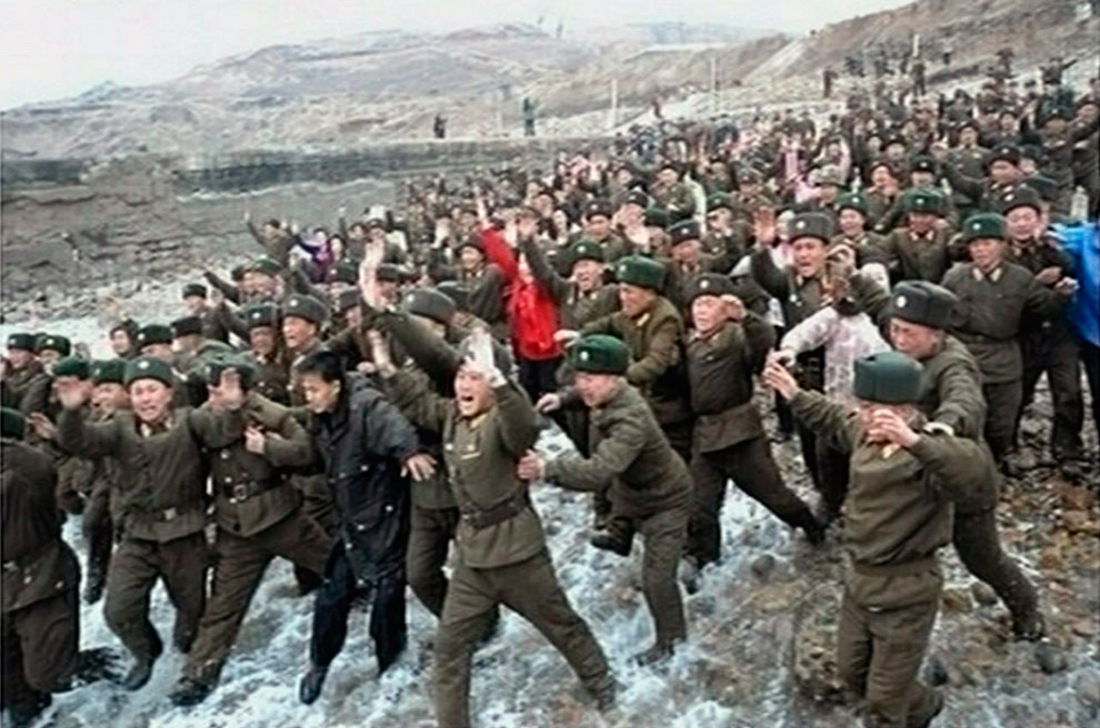 Солдаты Рабоче-Крестьянской Красной гвардии приветствуют пребывающего на лодке Ким Чен Ына