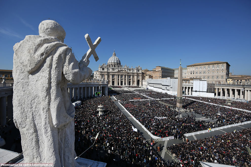 Послушать прощальную речь Папы на площади, по предварительным оценкам, собирались более 200 тысяч человек