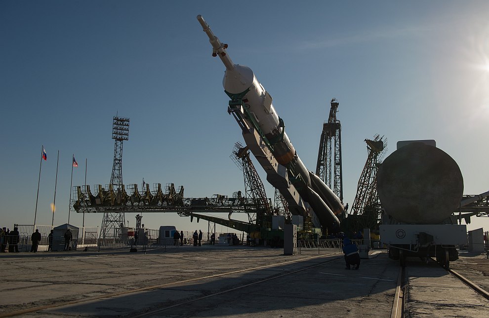 Ракета на стартовой площадке космодрома Байконур поднимается в вертикальное положение
