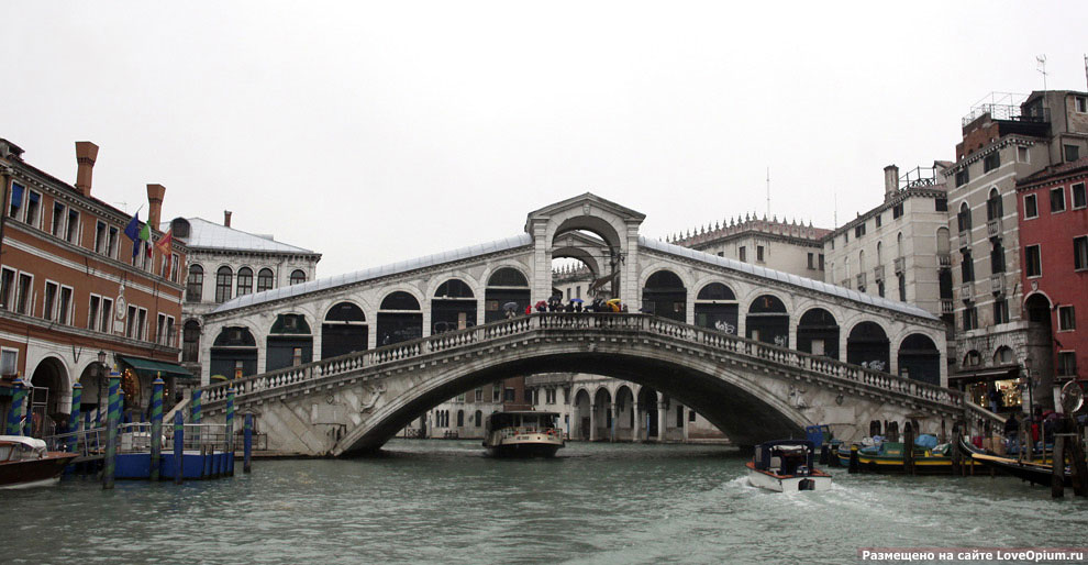 Мост Риальто через Гранд-канал в Венеции