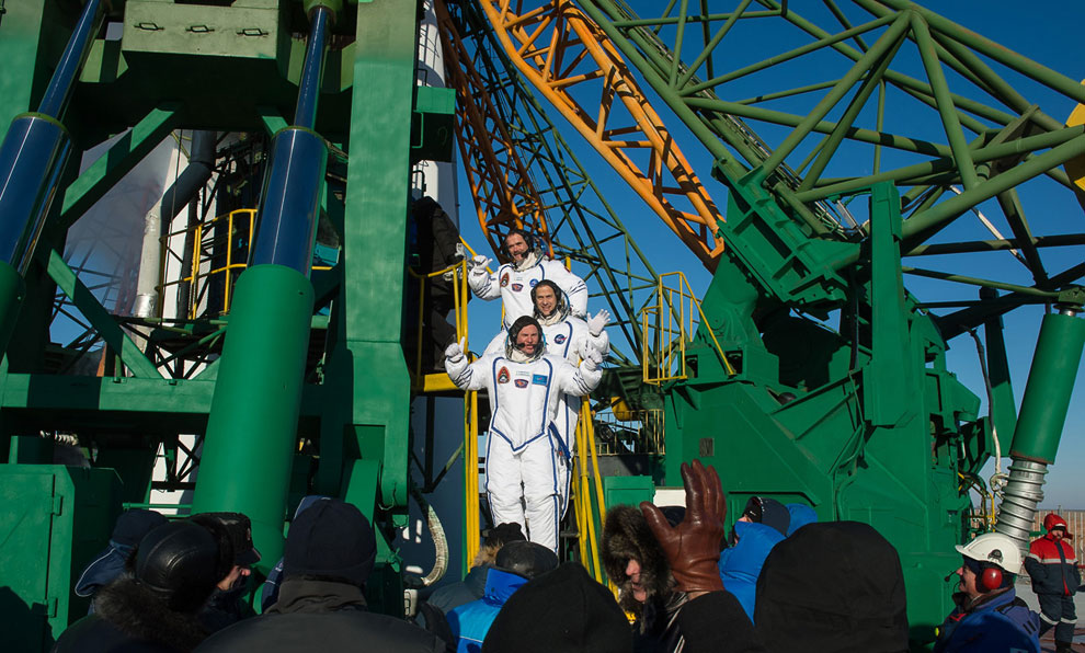 Это командир корабля «Союз» Роман Романенко, канадский астронавт Крис Хэдфилда и американец Томас Маршбёрн