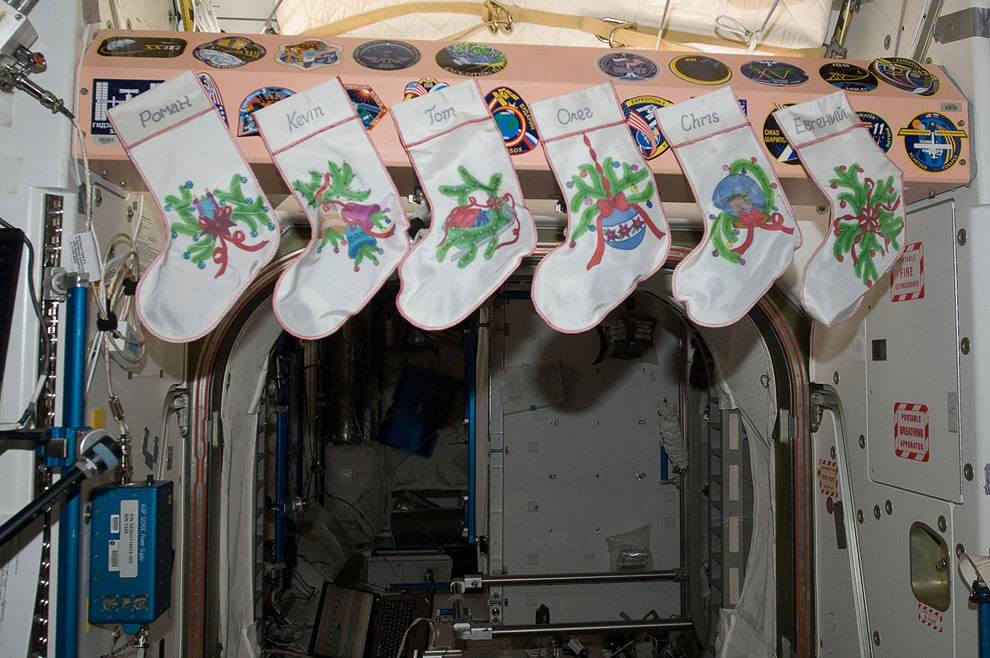 Рождественское украшение МКС — чулки с именами космонавтов