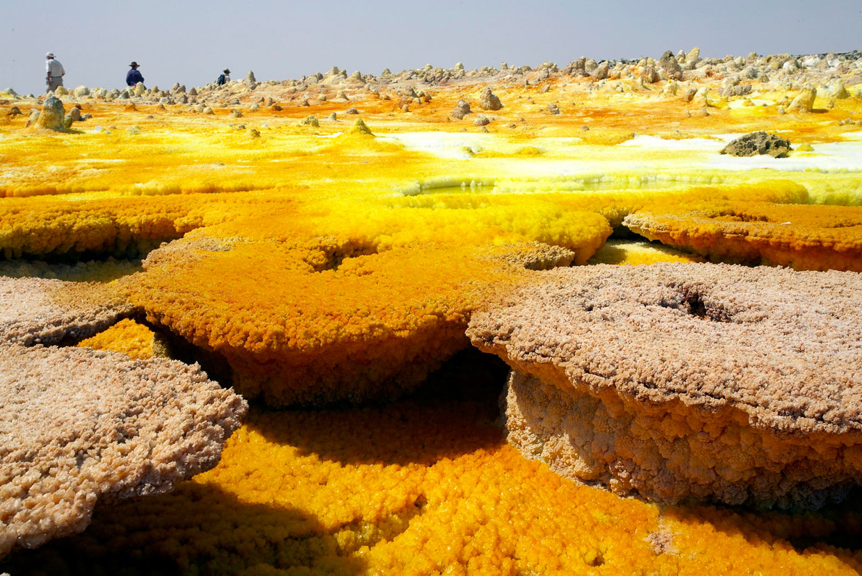 Следы застывшей соли и лавы в пустыне Данакиль (Эфиопия) имеют необычные яркие краски, что делает этот пейзаж уникальным