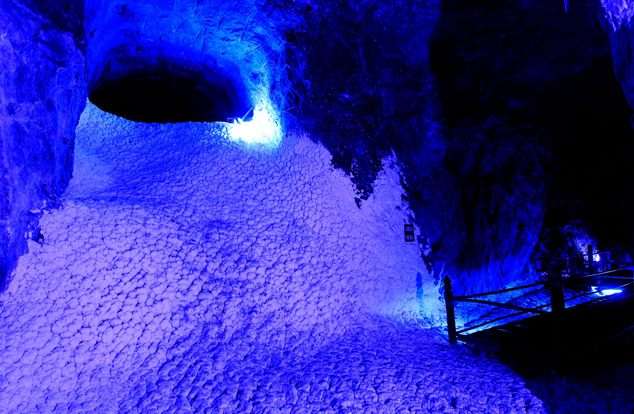 Соляной водопад в соляной шахте в городе Немокон