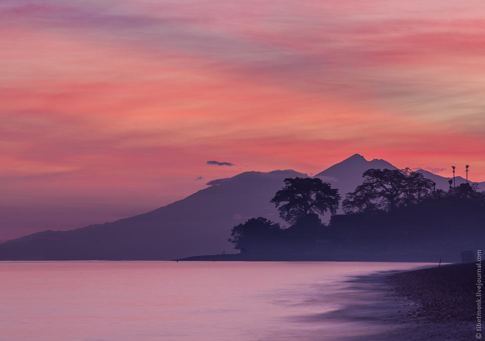 Рассвет над вулканом Агунг