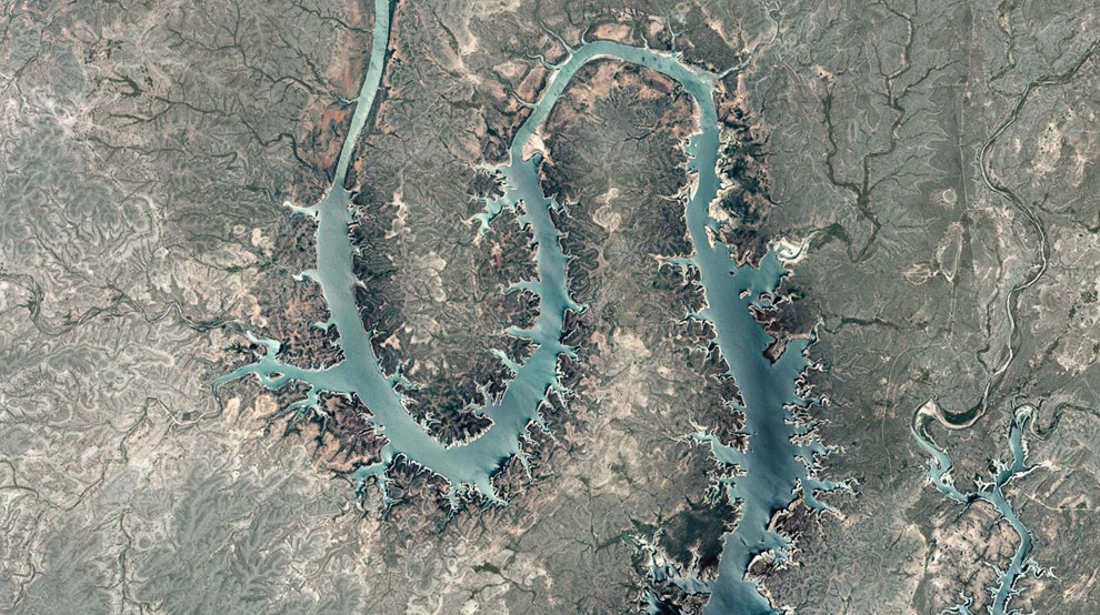 Зигзагообразное водохранилище Амистад на реке Рио-Гранде, являющееся частью границы