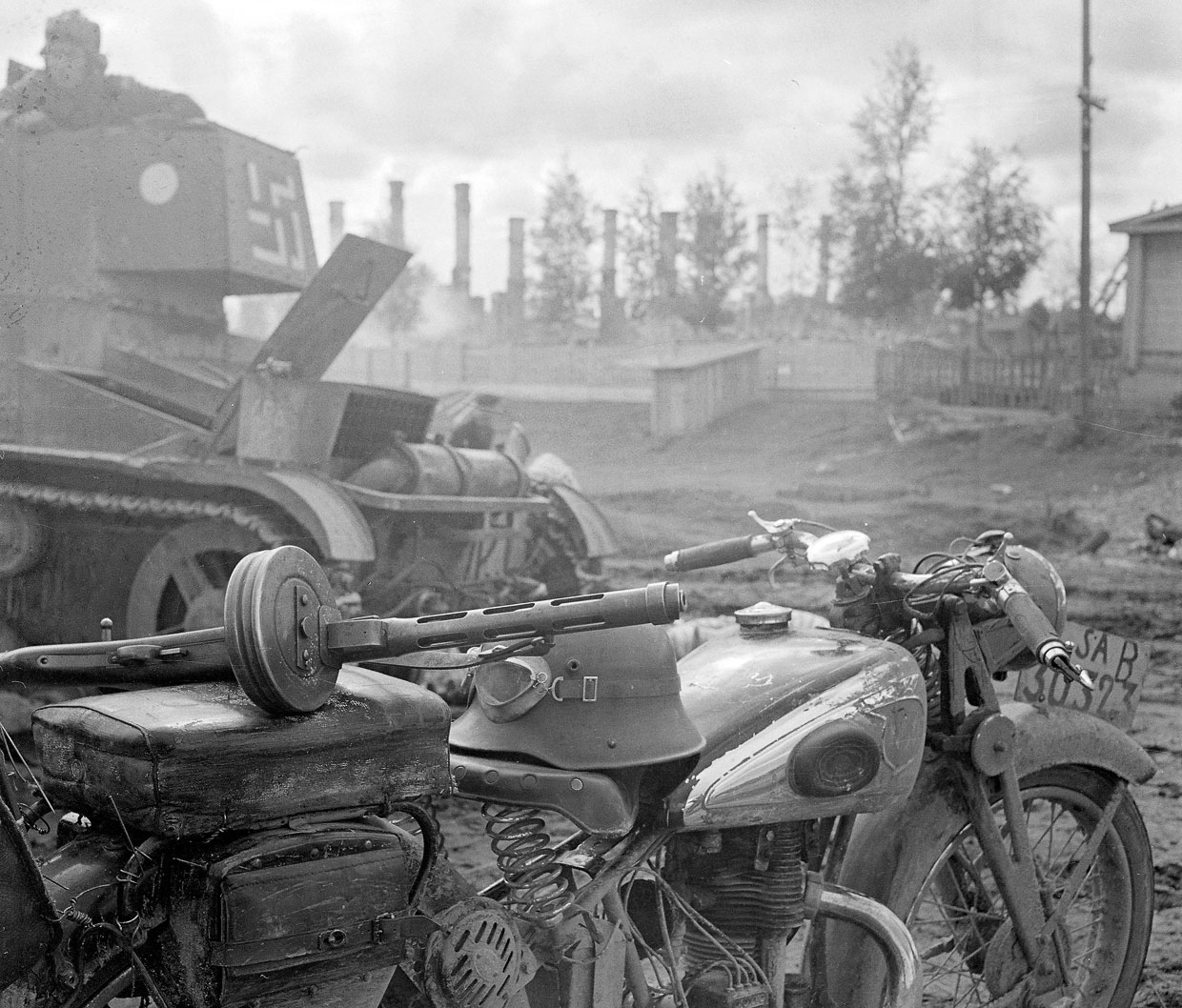 Финские мотоцикл и танк со свастикой