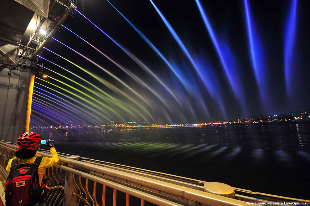 «Лунная радуга» (Сеул) — самый длинный фонтан на мосту