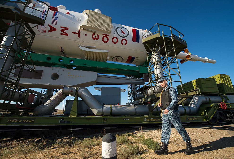 Ракету вывозят из монтажно-испытательного комплекса и транспортируют на стартовую площадку по казахской степи на специальном поезде со скоростью около 5 км/час