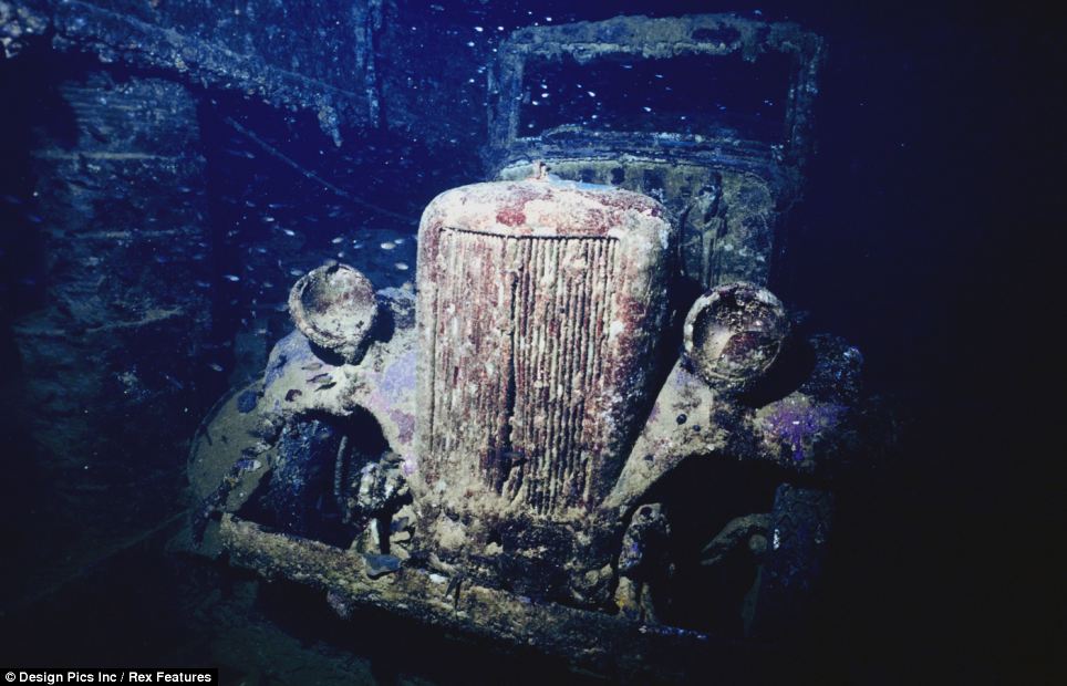 Автомобиль внутри затонувшего судна