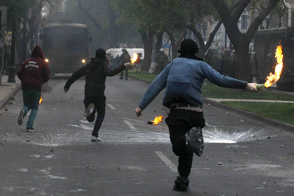 В столкновениях с полицией во всю используются «коктейли Молотова», Сантьяго
