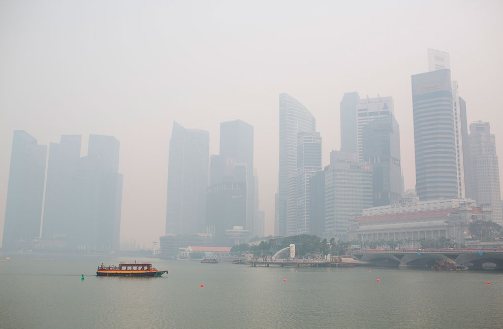 Сингапур городской пейзаж, окутанный дымкой
