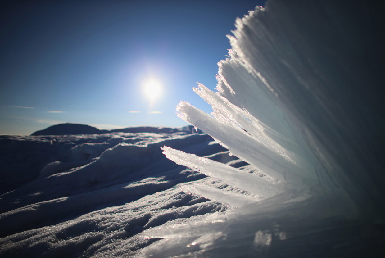 Кристаллы льда на поверхности ледникового покрова