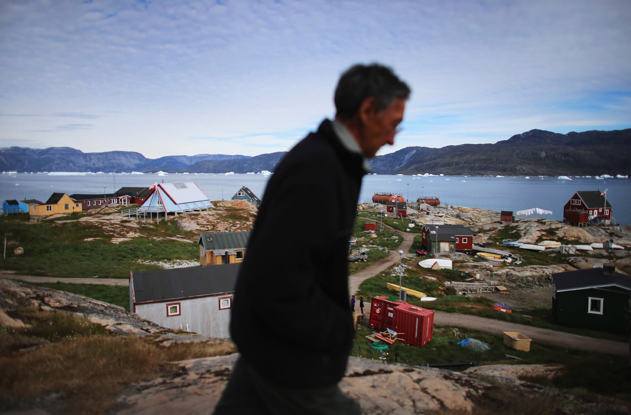Подавляющее большинство населения проживают на юго-западном побережье, где сосредоточены наиболее крупные города Гренландии