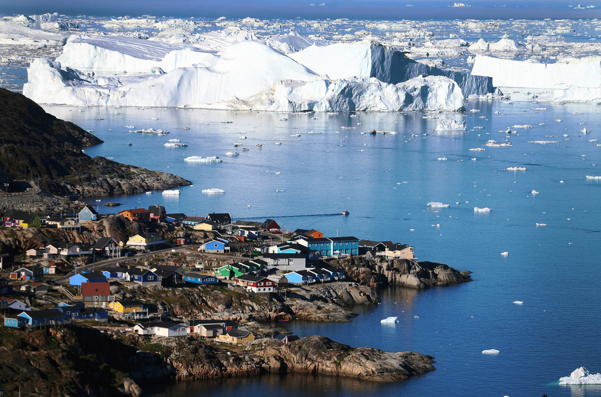 Вид на город Илулиссати айсберги, которые откололись от ледника Якобсхавн