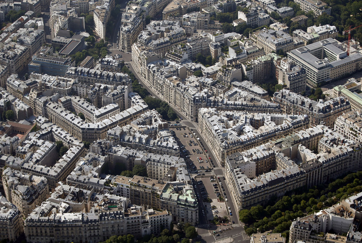 Крыши жилых зданий в Париже