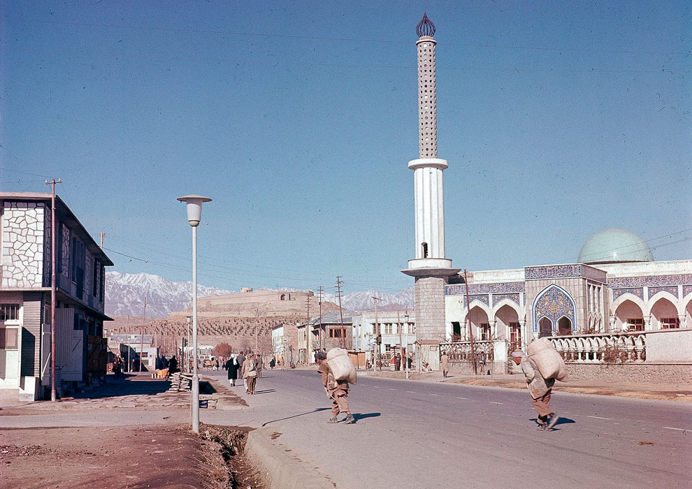 Одна из новых мечетей, построенных в пригороде Кабула