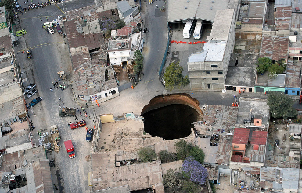 23 февраля 2007 к северу от города Гватемала из-за поломки канализации возникла огромная дыра в Земле, которая поглотила несколько домов. 3 человека погибло
