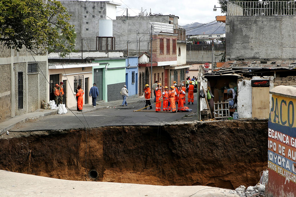 23 февраля 2007 к северу от города Гватемала из-за поломки канализации возникла огромная дыра в Земле, которая поглотила несколько домов. 3 человека погибло