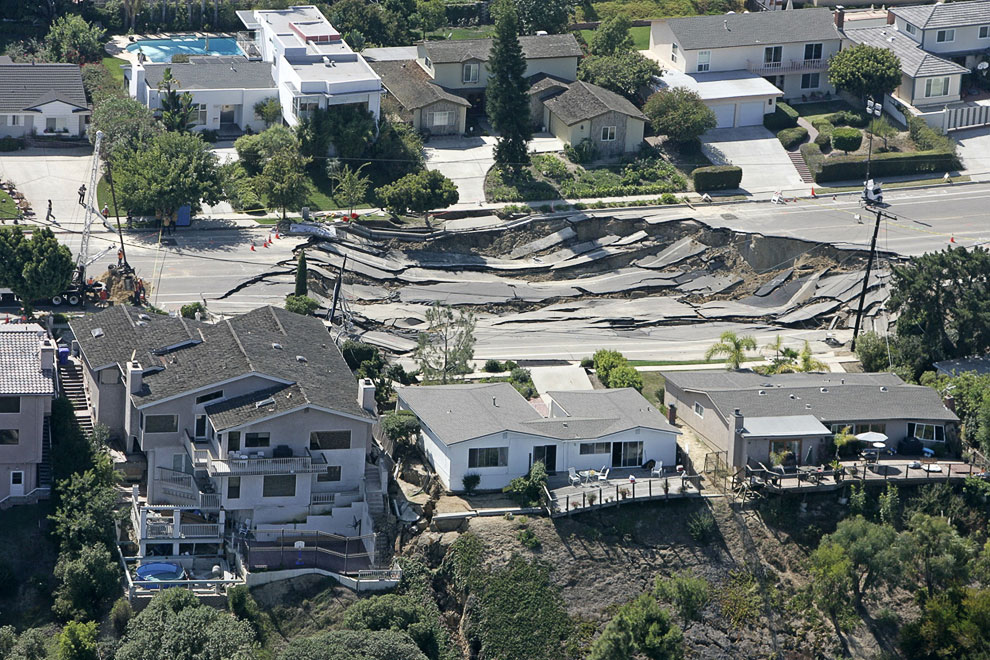 Провал на дороге в Сан-Диего, образовавшийся 4 октября 2007. Три дома на переднем плане были сильно повреждены