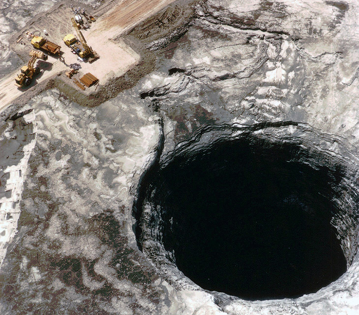 Эта дыра в Земле образовалась в июне 1995 года в штате Флорида. Химический концерн IMC-Agrico хранил на этом месте фосфорную кислоту, но однажды утром все это провалилось под землю