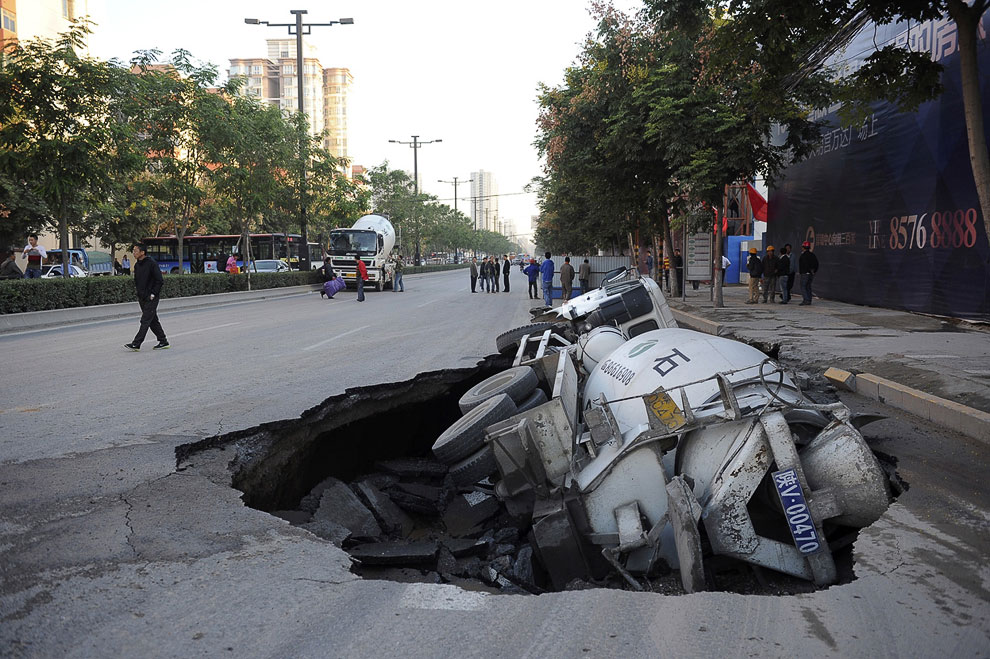28 сентября 2012 на дороге в городе Сиань, провинция Шэньси образовалась дыра, куда рухнул цементовоз