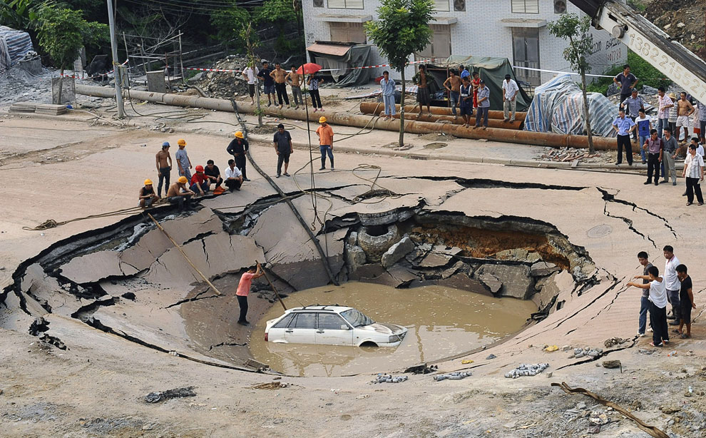 7 сентября 2008 года в городе Гуанчжоу в провинции Гуандун образовался большой провал на дороге (15 метров в диаметре и 5 метров в глубину)