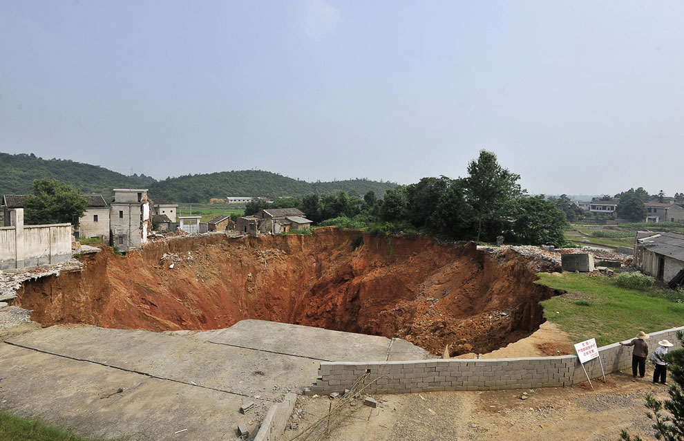 Провинция Хунань, 15 июня 2010 года. Дыра 150 метров в диаметре и 50 метров в глубину уничтожила 20 домов