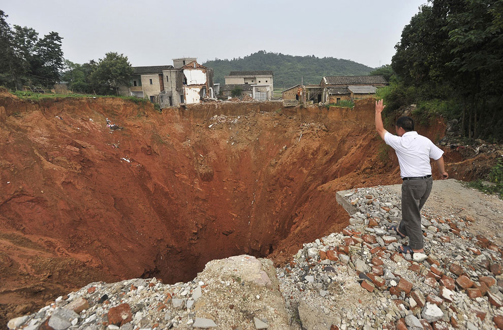 Провинция Хунань, 15 июня 2010 года. Дыра 150 метров в диаметре и 50 метров в глубину уничтожила 20 домов