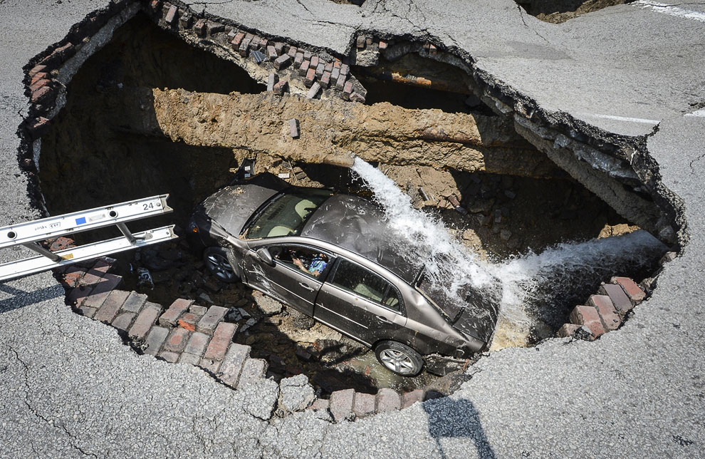 Последняя в сегодняшней статье дыра образовалась в штате Огайо совсем недавно, 3 июля 2013. Из-за поврежденного водопровода под землю ушла часть дороги