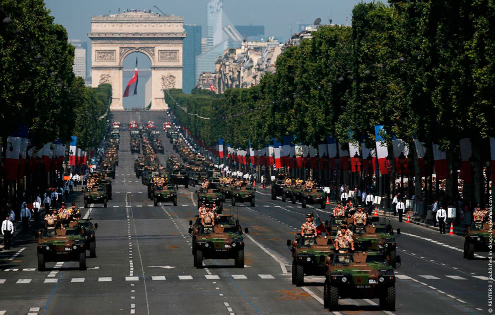 Парад в Париже в День взятия Бастилии
