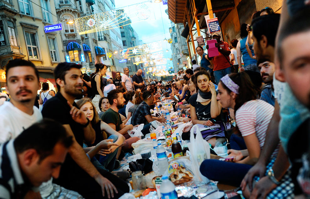 Протестующие в Стамбуле устроили 9 июля после захода Солнца первый ужин во время Рамадана 2013 прямо на улице Истикляль, ведущей к площади Таксим