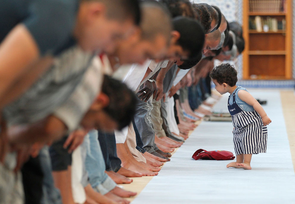 Начинающий мусульманин изучает движения при молитве в мечети в Страсбурге, Франция