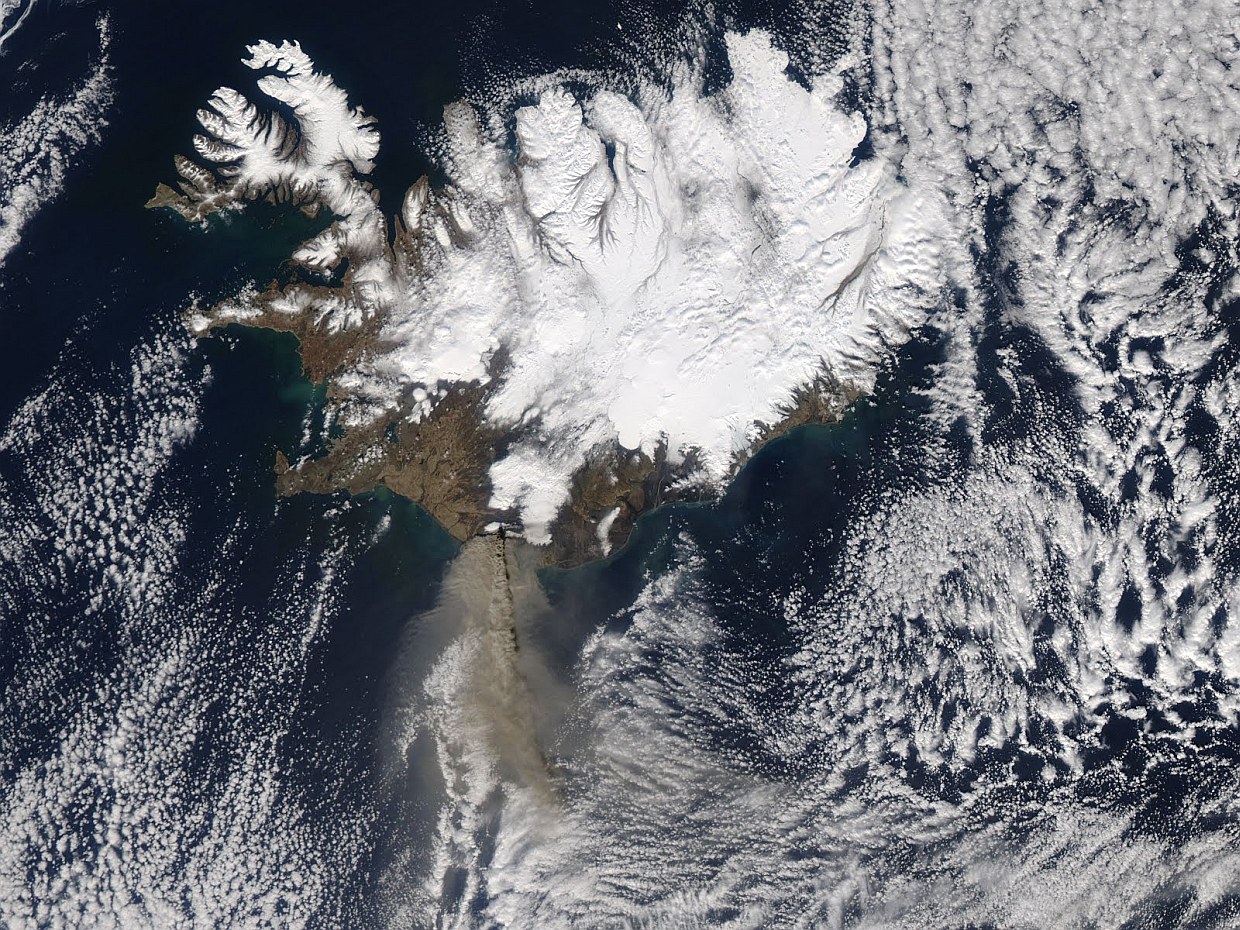 Вулкан Исландии Эйяфьятлайокудль из космоса