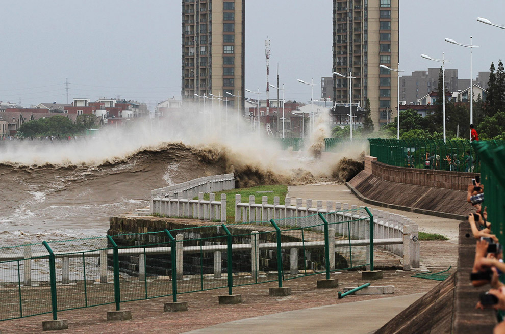 Приливная волна на реке Цяньтан
