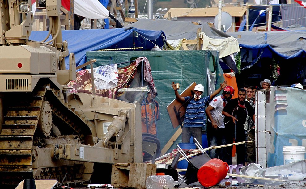 Египетские силовики начинают бульдозерами разгонять палаточные городки