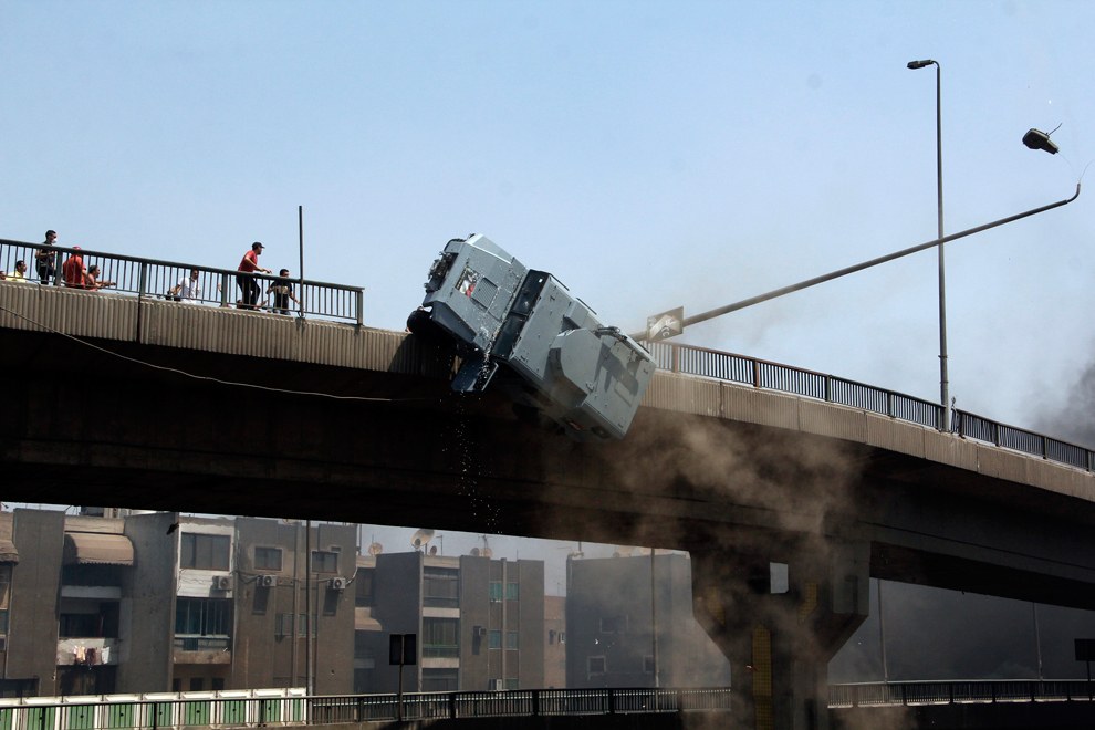 Протестующие столкнули с моста полицейский автомобиль, Каир