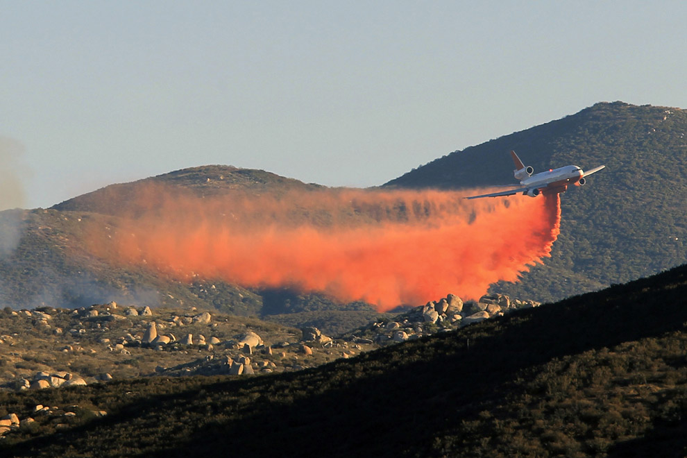 Пожарный самолет Макдоннел Дуглас ДС-10 за работой, Калифорния