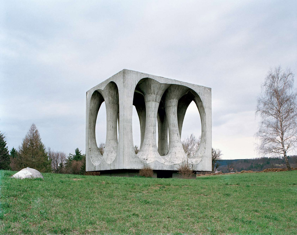 Все это снимки бельгийского фотографа Jan Kempenaers в рамках проекта с лаконичным названием «Памятник»