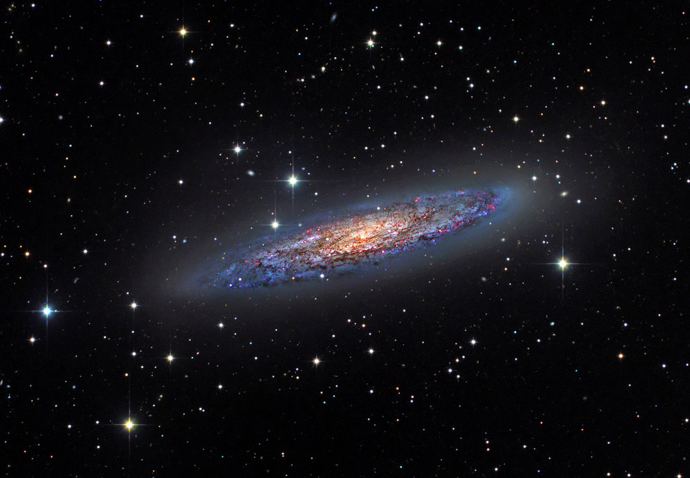 Спиральная галактика с перемычкой (тип SBc) NGC 253 в созвездии Скульптор