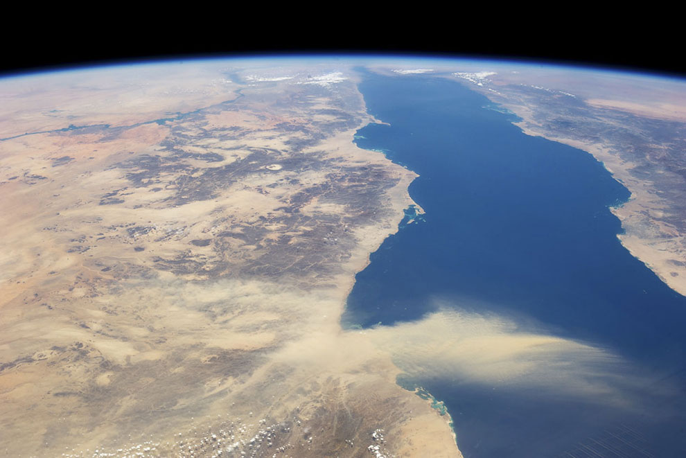 Красное море, Египет (слева) и Саудовская Аравия (справа)